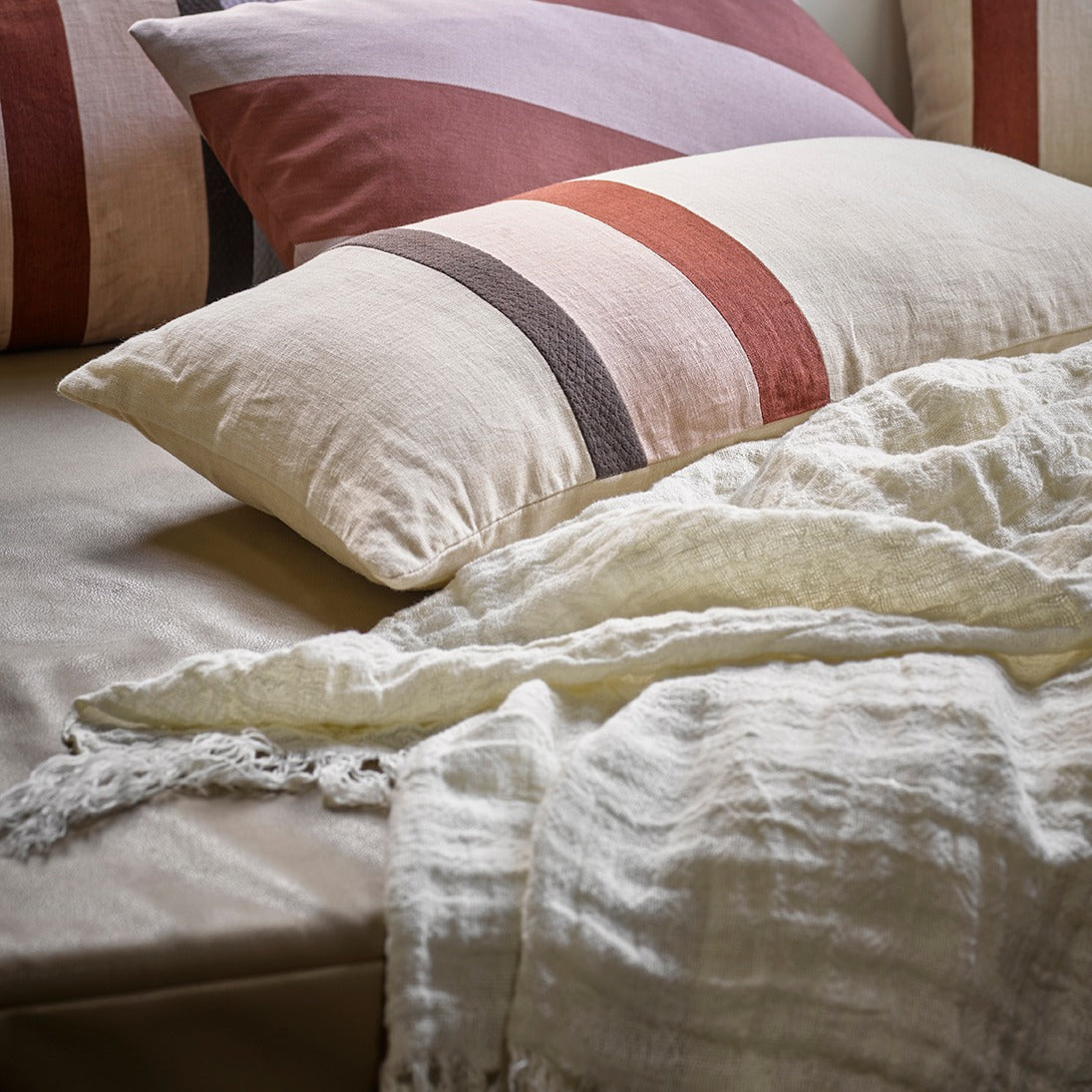 White fringe throw blanket - Image 5